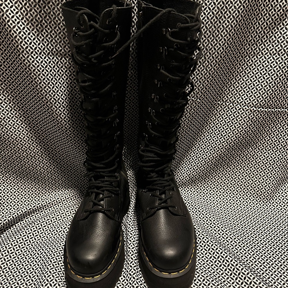 Dr. Martens 1B60 Max Boots